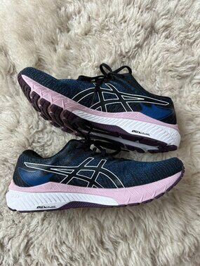 Aasics GT-2000 10 Women's Running Shoe - Size 9.5